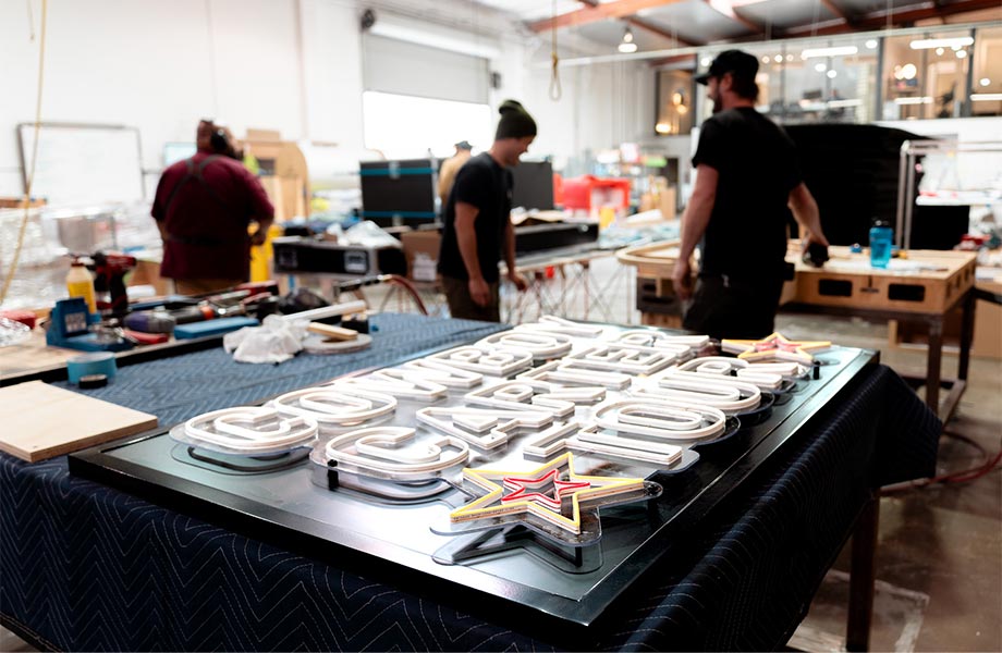 Letrero de Cowboy Carter Tour bajo construcción