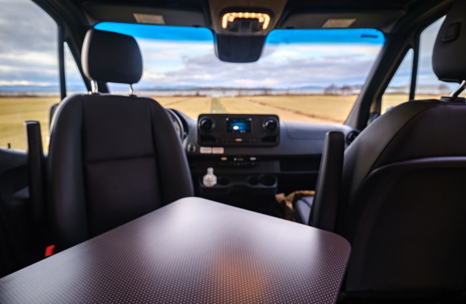 Plan rapproché de table personnalisée dans un véhicule Norva