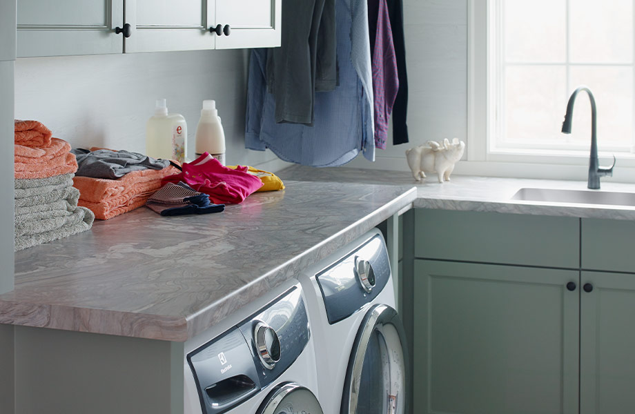  Laveuse et sécheuse à chargement frontal avec un grand plan de travail au-dessus