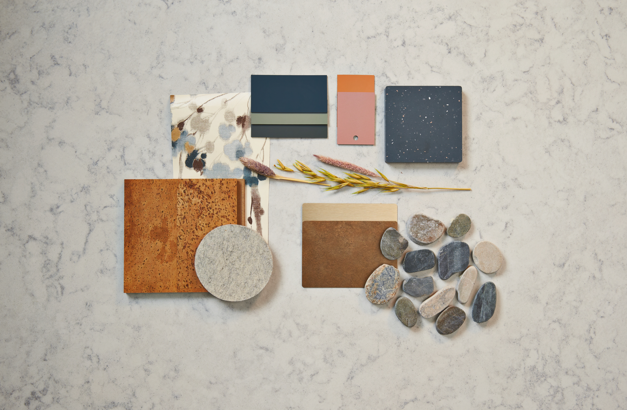 Palette de couleur présentant des échantillons de tissus, céramique et grains de bois du Groupe Formica et des matériaux innovants FENIX de couleurs bleu, brun, orange et crème