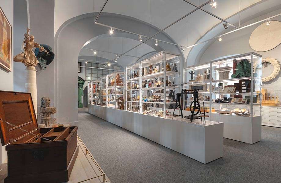 Exposition au National Building Museum présentant des étagères remplies de matériaux de construction, notamment des produits de marque Formica