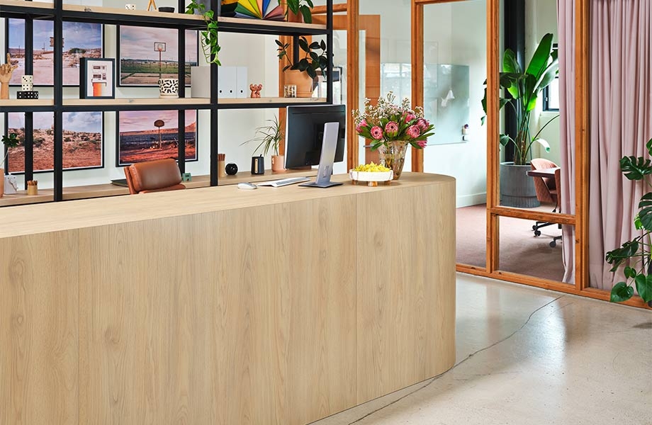 Aire de réception avec étagères, bureaux vitrés et grand comptoir en stratifié de marque Formica Chêne Blanc Naturel