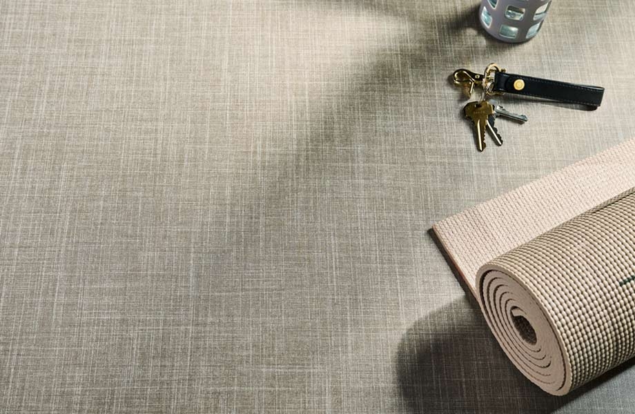 Clés, bouteille d’eau et tapis de yoga sur une surface de stratifié de marque Formica Tissu Sisal 