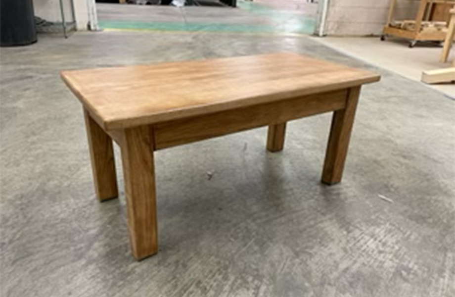 Table finie fabriquée à partir de bois récupéré